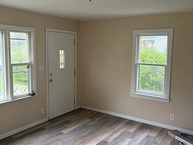 223 Van Buren Ave — Photo 4