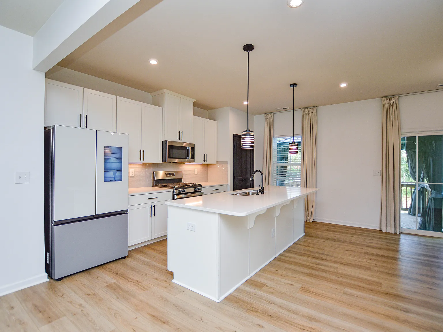 3 bed, 2.5 bath, 1978 sqft, $2,600 — Photo 3
