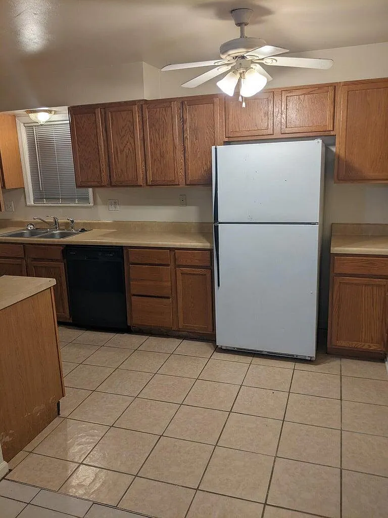 2 bed, 1.0 bath, 829 sqft, $900 — Photo 4