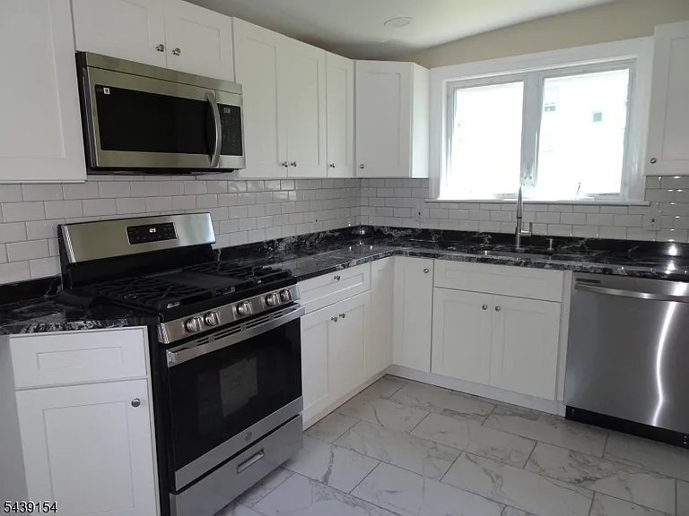 689 Sayre Ave — Photo 11