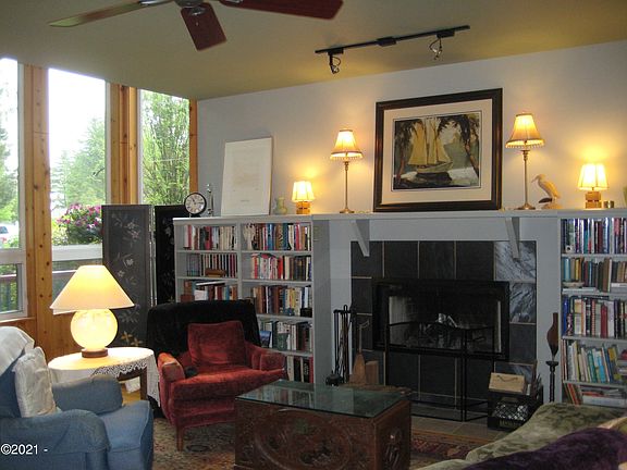 4th image of 830 NW Highland Cir