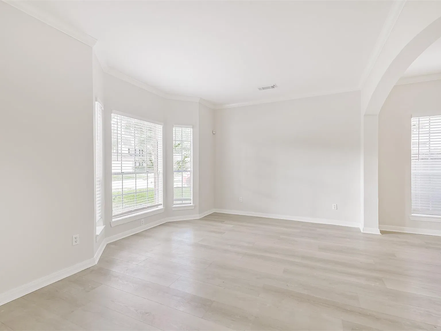 4 bed, 2.5 bath, 2604 sqft, $3,200 — Photo 4