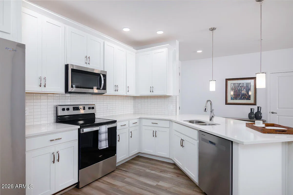 2 bed, 2.0 bath, 1346 sqft, $4,000 — Photo 3