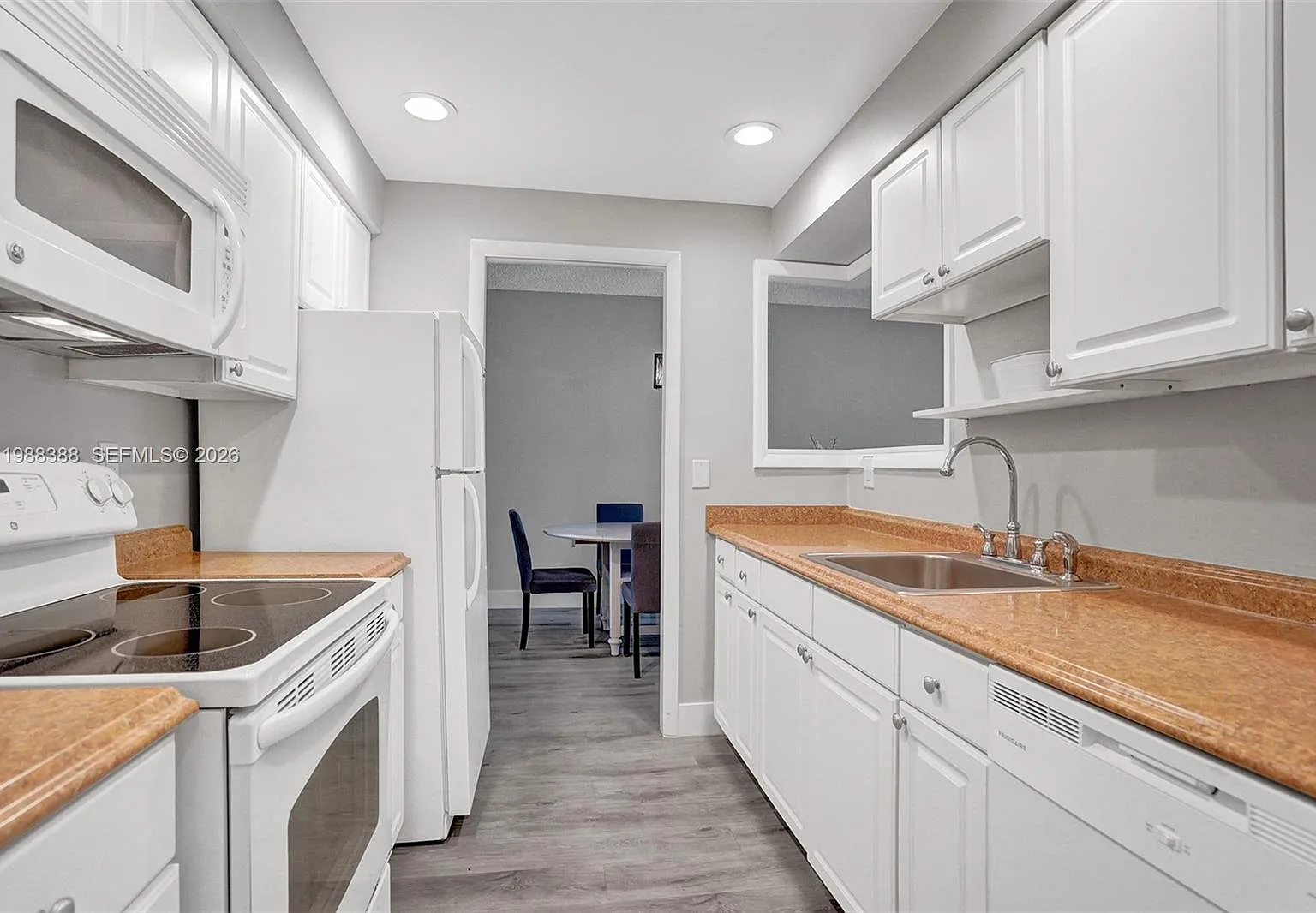 400 N Riverside Dr — Photo 2