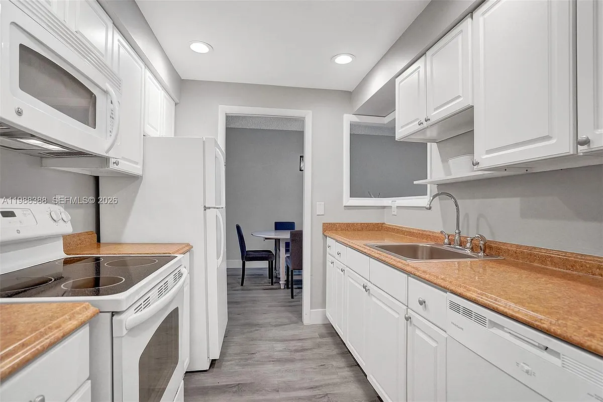 Building Photo - 400 N Riverside Dr #214