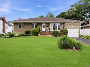 17 Mohawk Pl, Massapequa, NY 11758