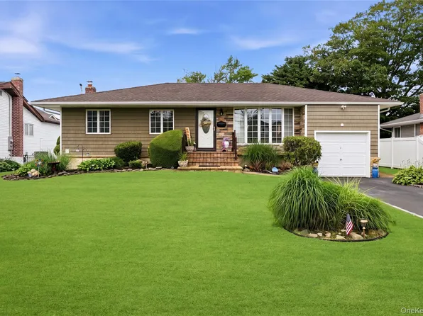 17 Mohawk Place, Massapequa, NY 11758