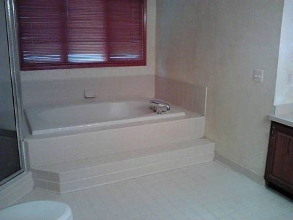 Hot Tub, Shower & 2 Sinks