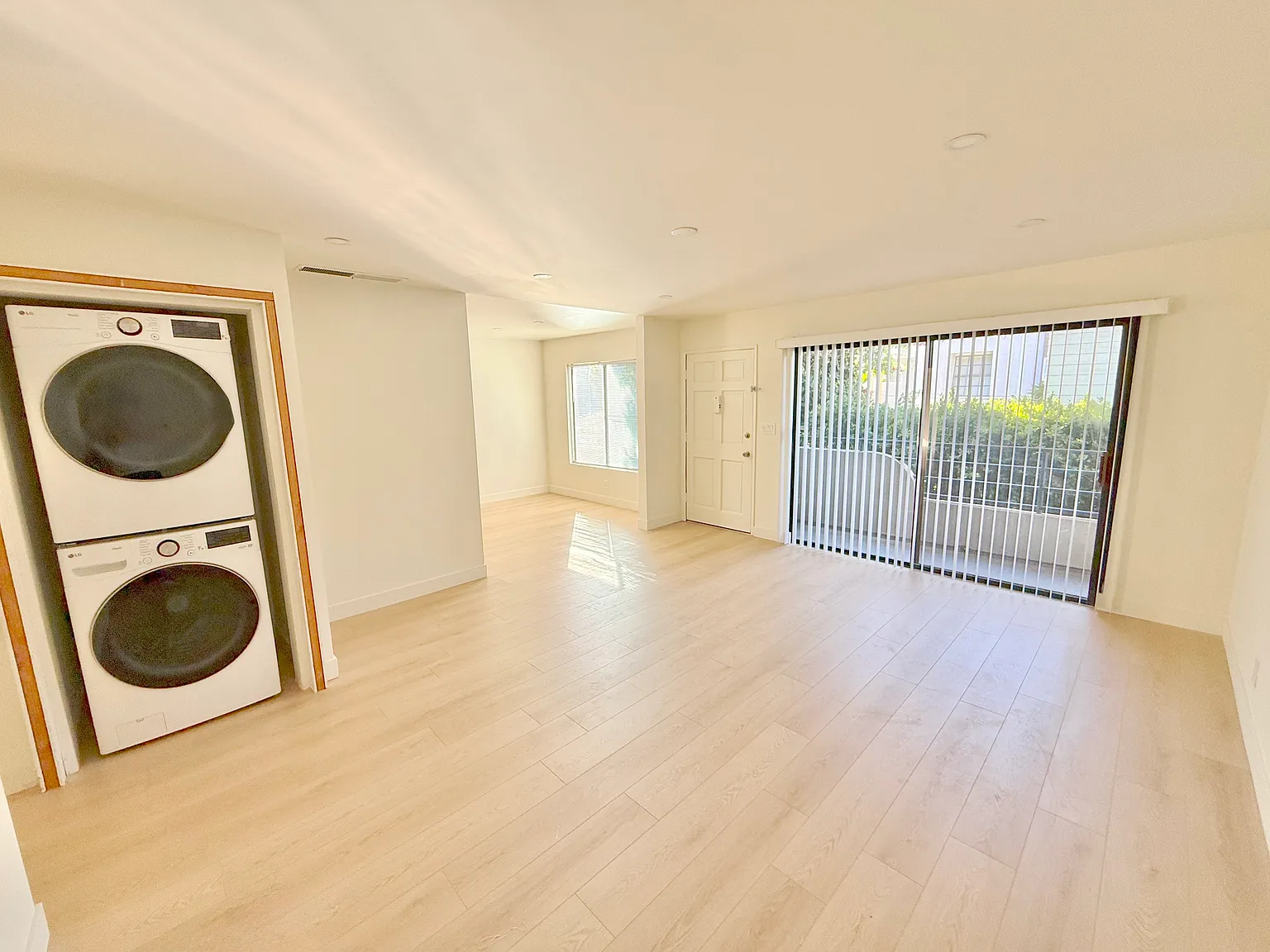 2 bed, 990 sqft, $4,695 — Photo 2