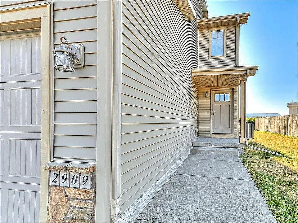 Building Photo - 2909 SE Keystone Dr