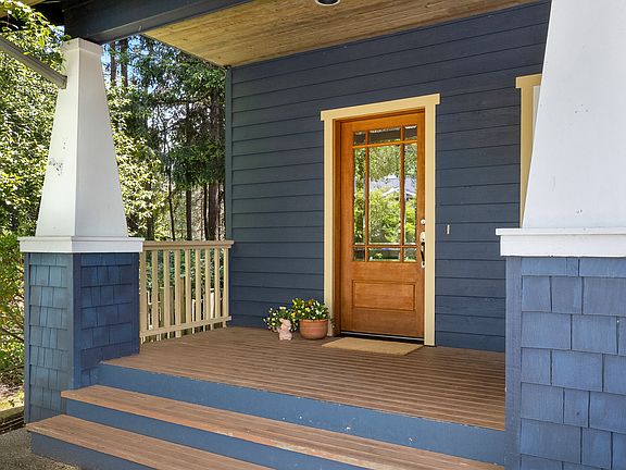The front porch to 9084 North Town Drive