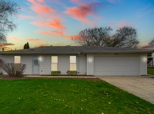 810 W Pine Ave, Roselle, IL 60172