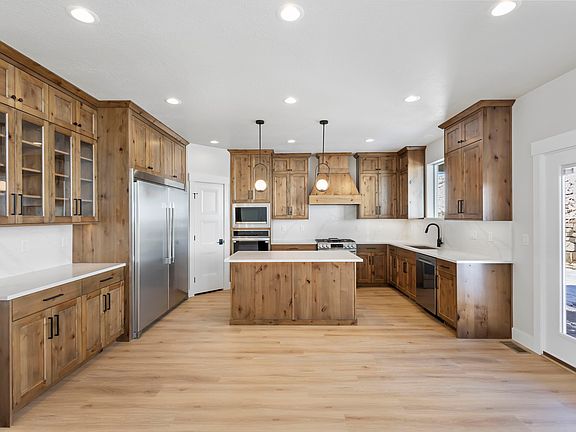 5th image of 656 E Mountain Rd N