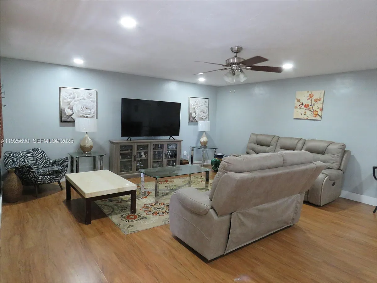 Building Photo - 11840 NE 19th Dr #26