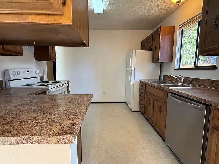 925 Gellatly St — Photo 7