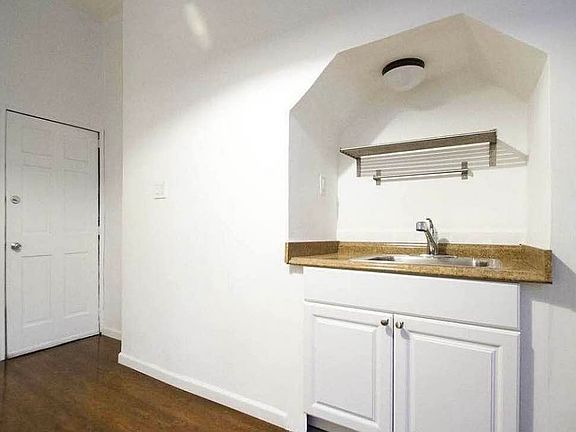 5th image of 35 Montrose Ave APT 2R