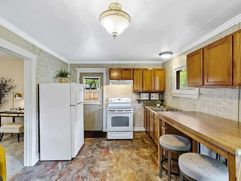2 NW Hood Pl — Photo 1