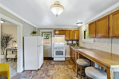 2 NW Hood Pl Photo 1