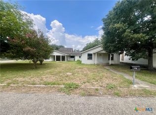 1902 N McLeod St, Cuero, TX 77954