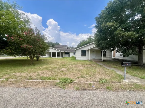 1902 N McLeod St, Cuero, TX 77954