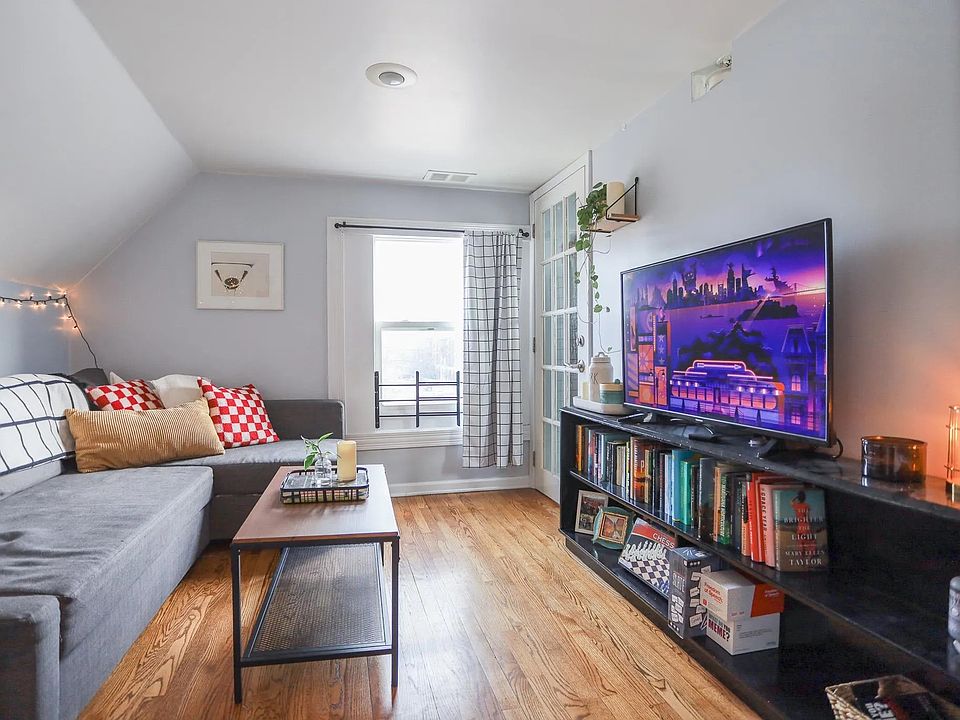 1st image of 4054 N Western Ave #3