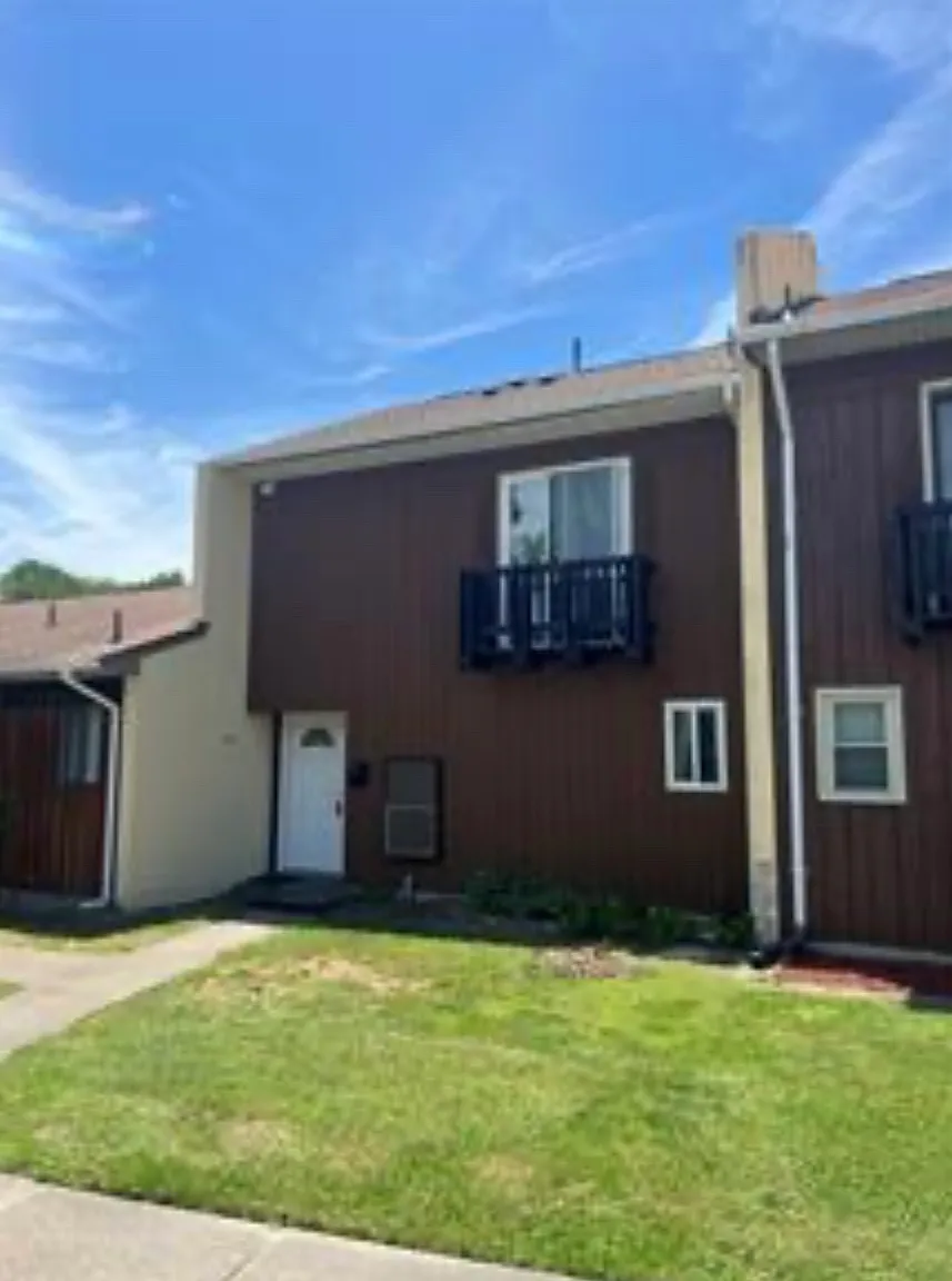 3 bed, 2.5 bath, 1400 sqft, $1,900 — Photo 1
