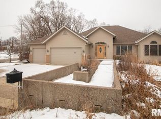 911 Buell Ave, Clinton, IA 52732