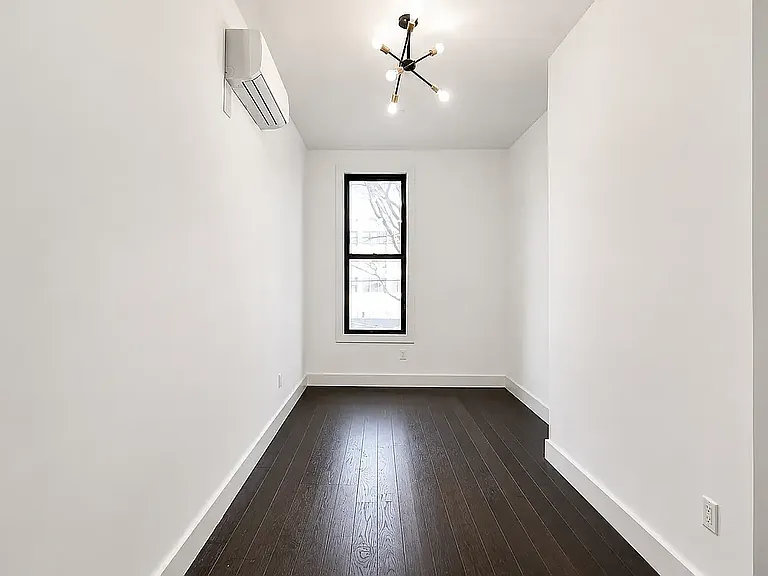 1110 Halsey St #5 — Photo 8