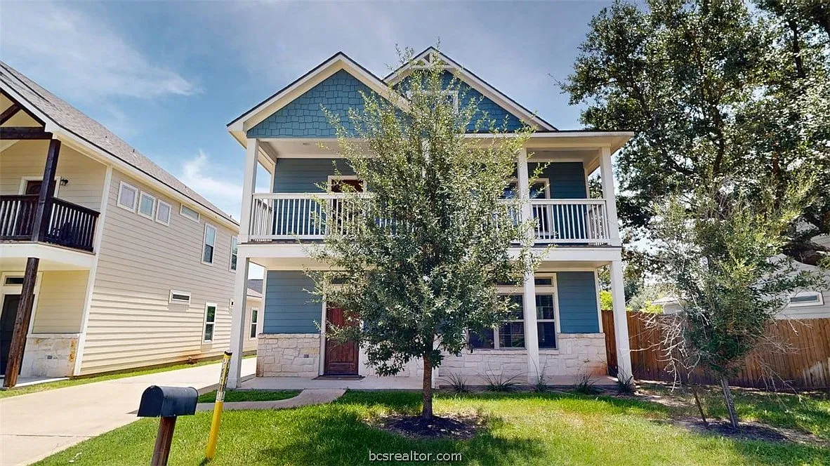 124 Richards St — Photo 1