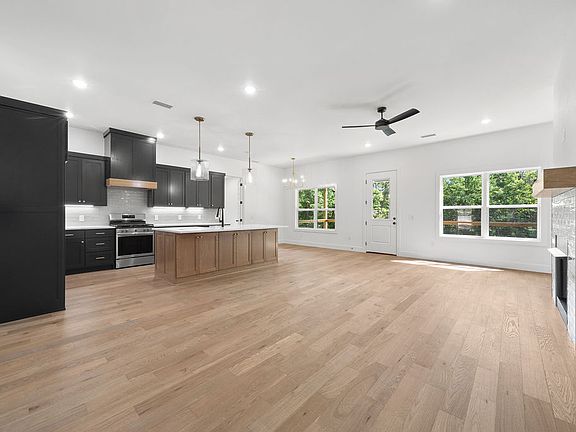 3rd image of 39 Northampton Dr