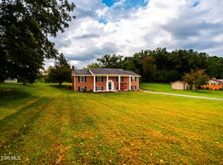 135 Circle Dr, Surgoinsville, TN 37873