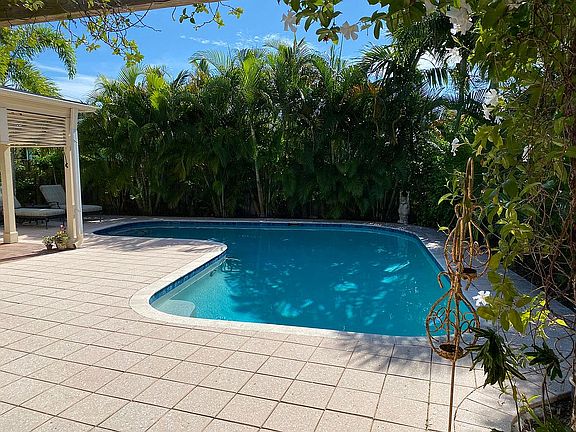 3rd image of 4637 Bay Crest Dr