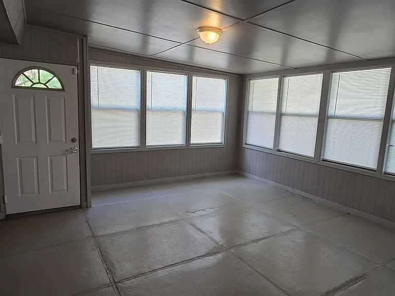 313 NW Parkwood Ln — Photo 10