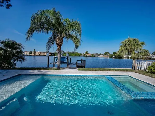8744 Sunlit Cove Dr NE, Saint Petersburg, FL 33702