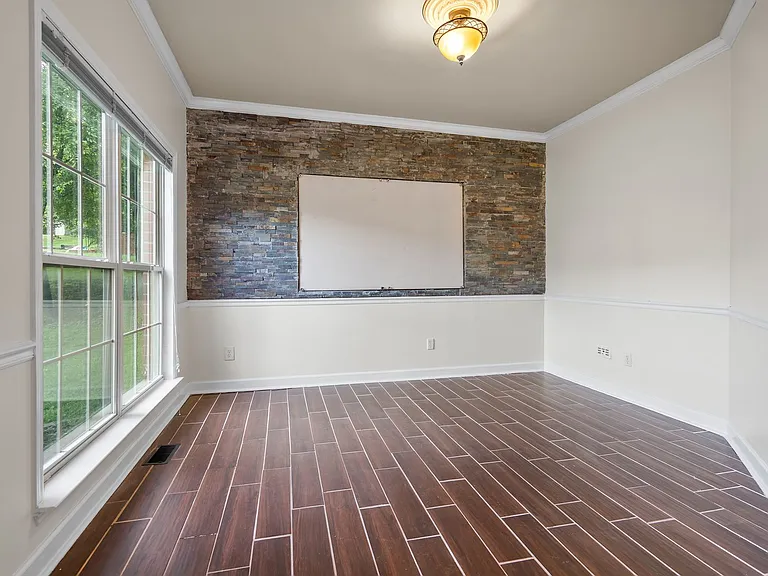 1004 Austin Ct — Photo 6