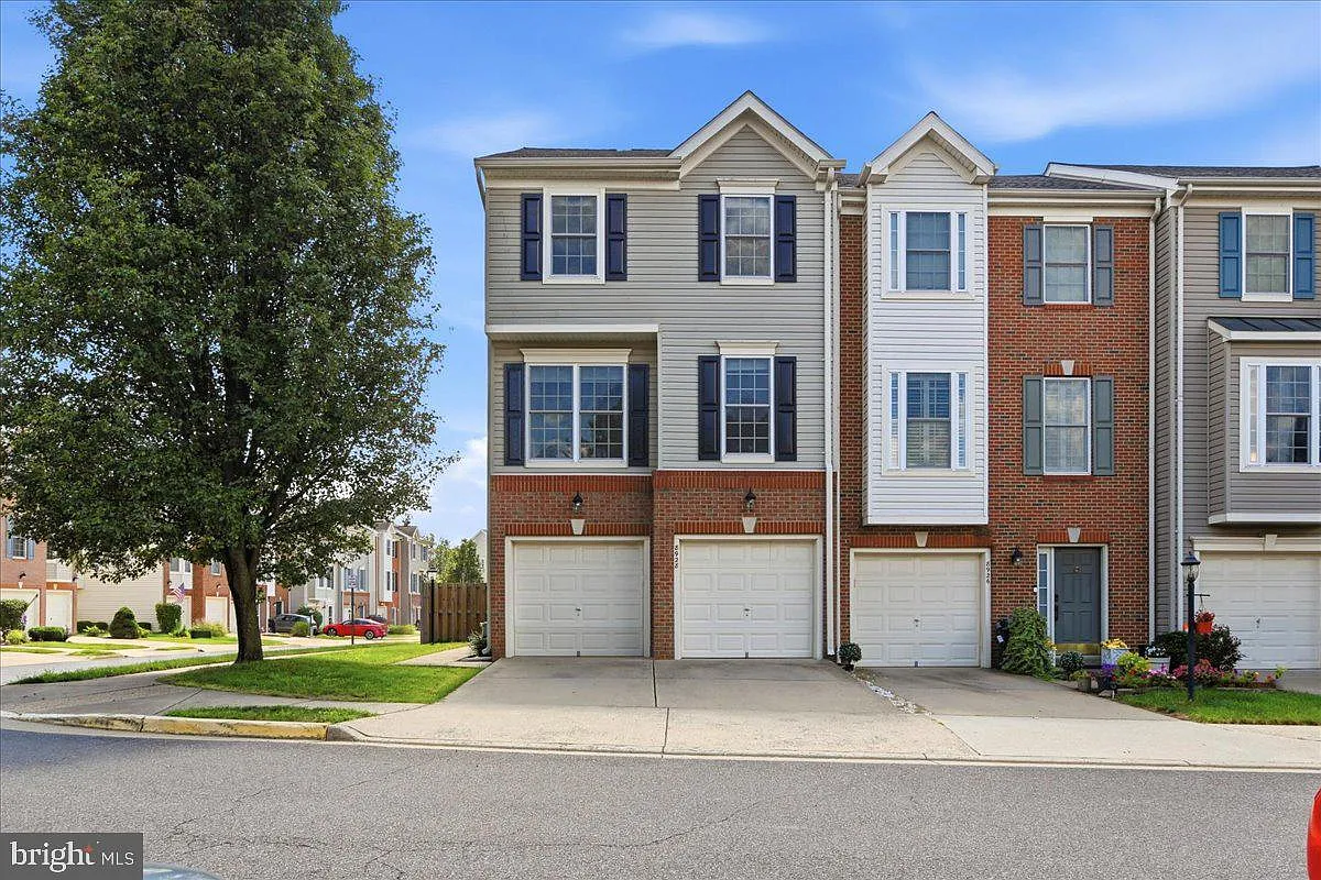 3 bed, 2.5 bath, 1736 sqft, $3,200 — Photo 2