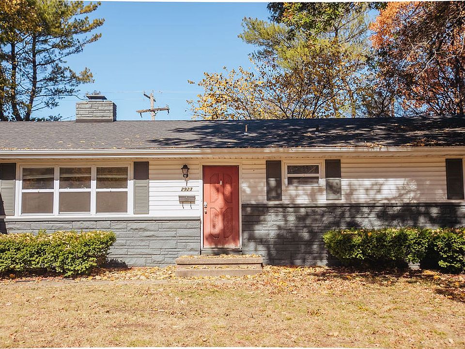 2nd image of 2923 E Eastmoor Dr