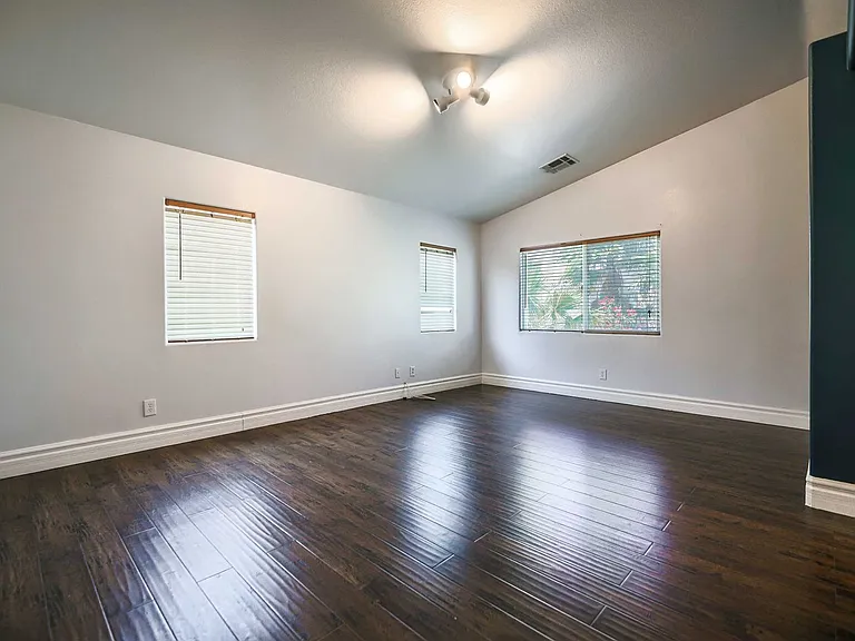 367 Dog Leg Dr — Photo 5