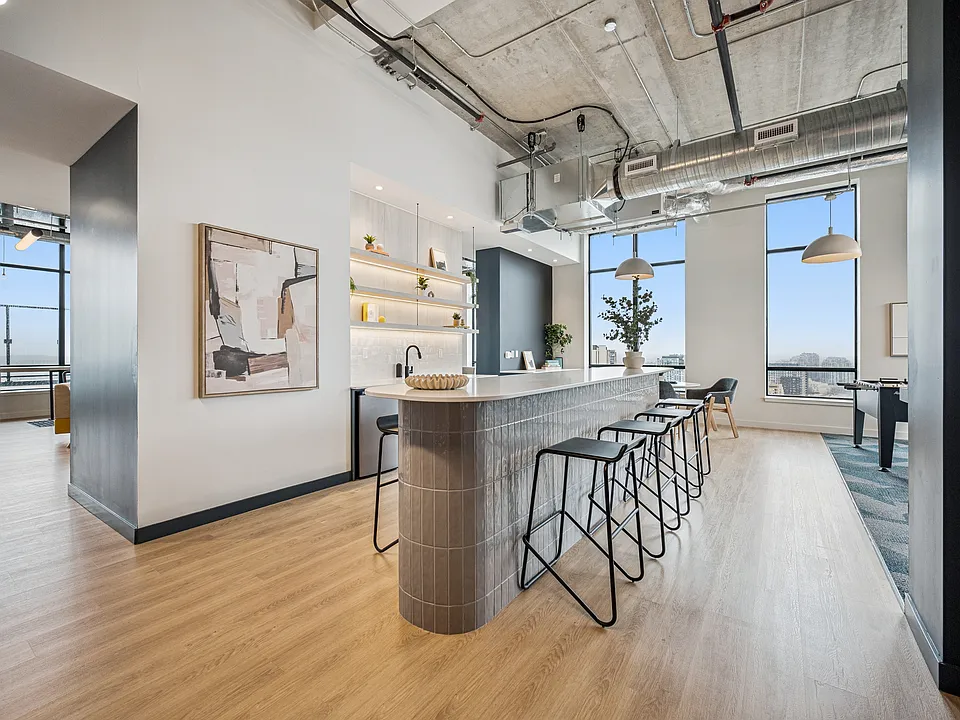 900 King St W