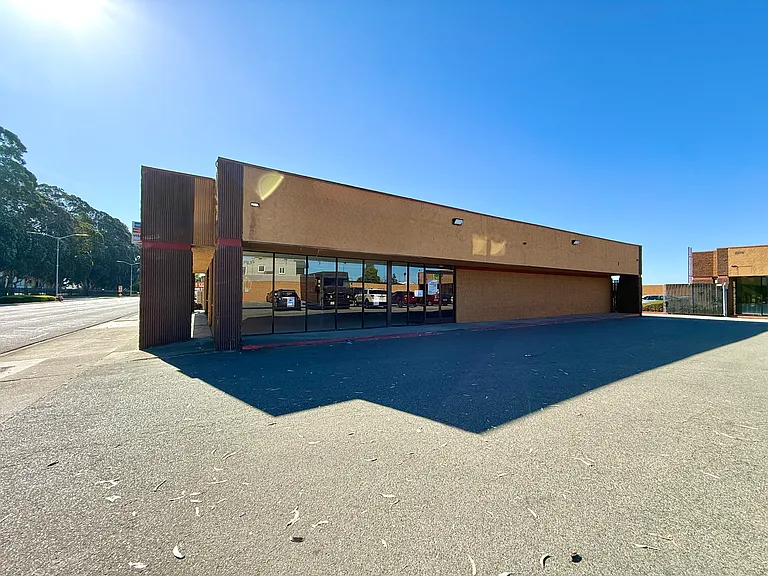 1135 N Main St — Photo 9