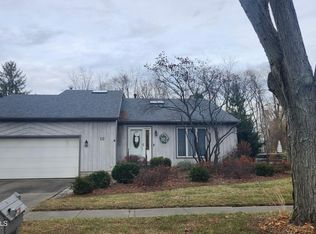 10 Picardie Ct, Bowling Green, OH 43402