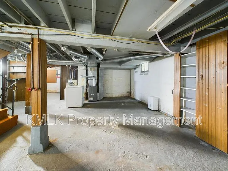 524 Allyn St — Photo 52