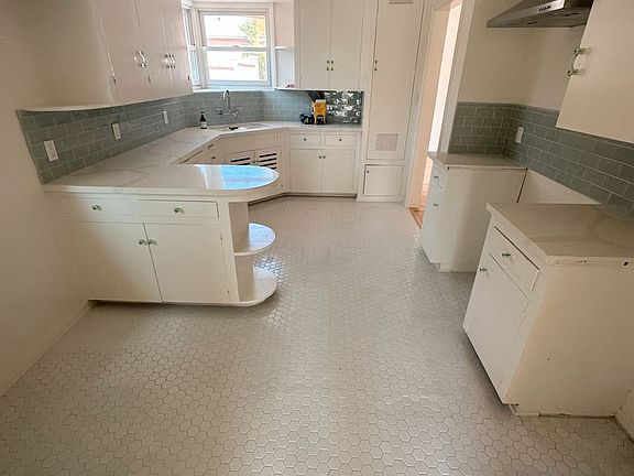 4th image of 1739 Roosevelt Ave