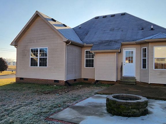 Back patio yard area - nice fire pit!