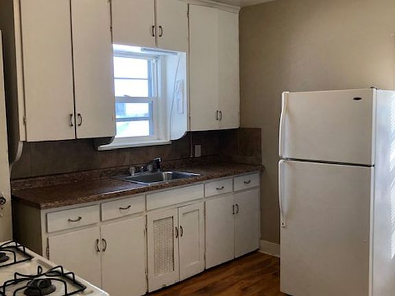 4th image of 717 Adams St