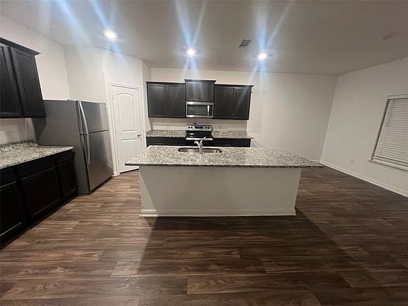 2nd image of 122 Fox Glen Trl