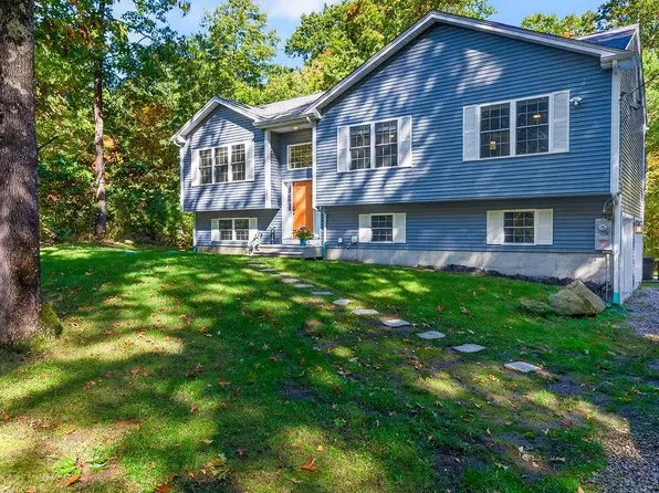 427 Log Rd, Smithfield, RI 02917