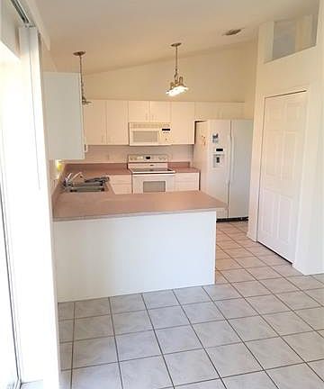 4th image of 2624 SW 9th Pl