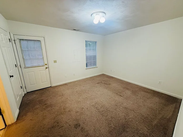 882 Patrick Henry Dr — Photo 6