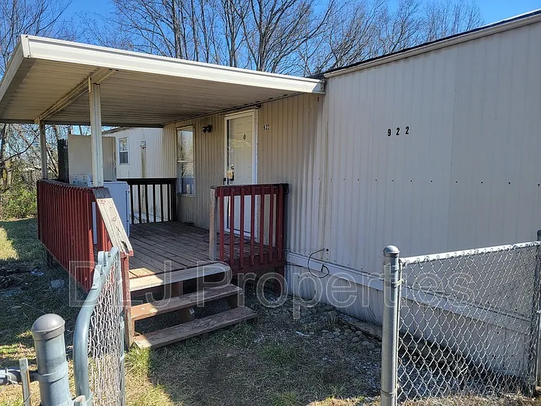 922 Palmer Ct — Photo 1